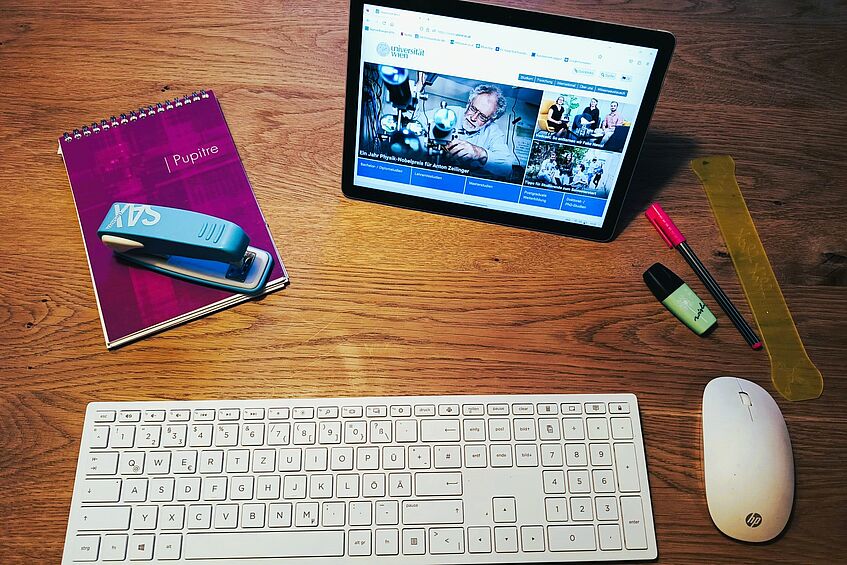 Foto von Büroutensilien und Tablet